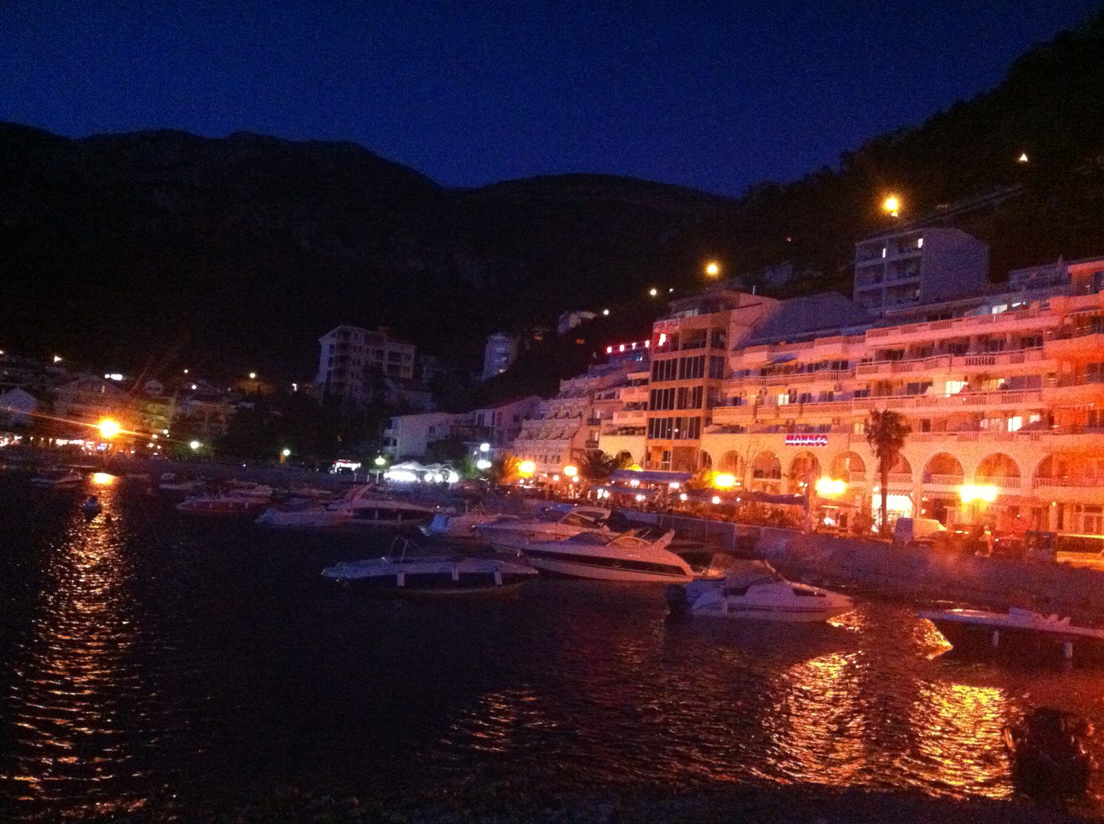 Bečići am Abend