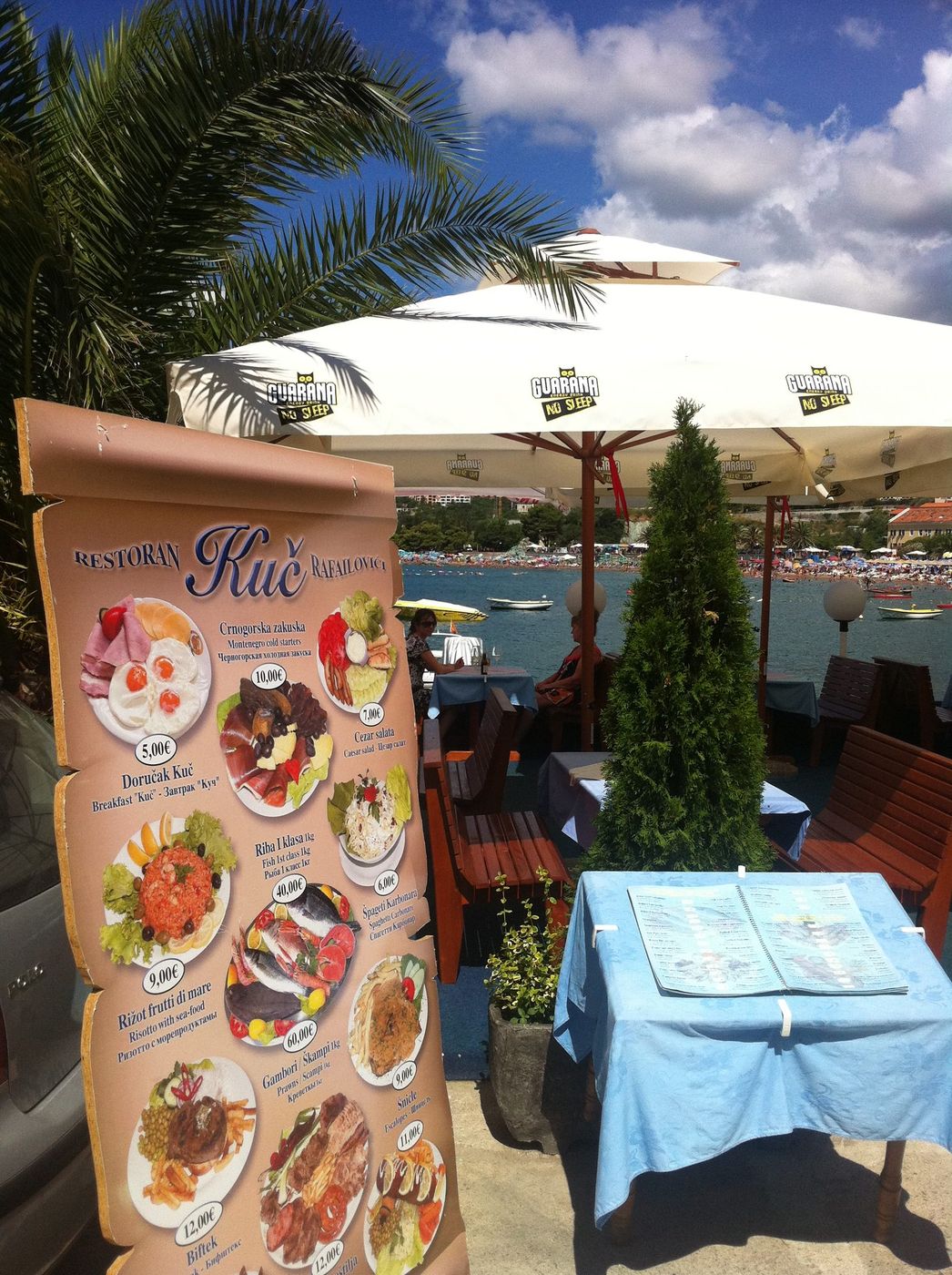 Sitzbereich des Restaurants direkt am Wasser