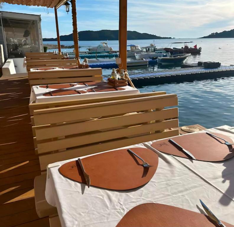 Sitzbereich des Restaurants direkt am Wasser