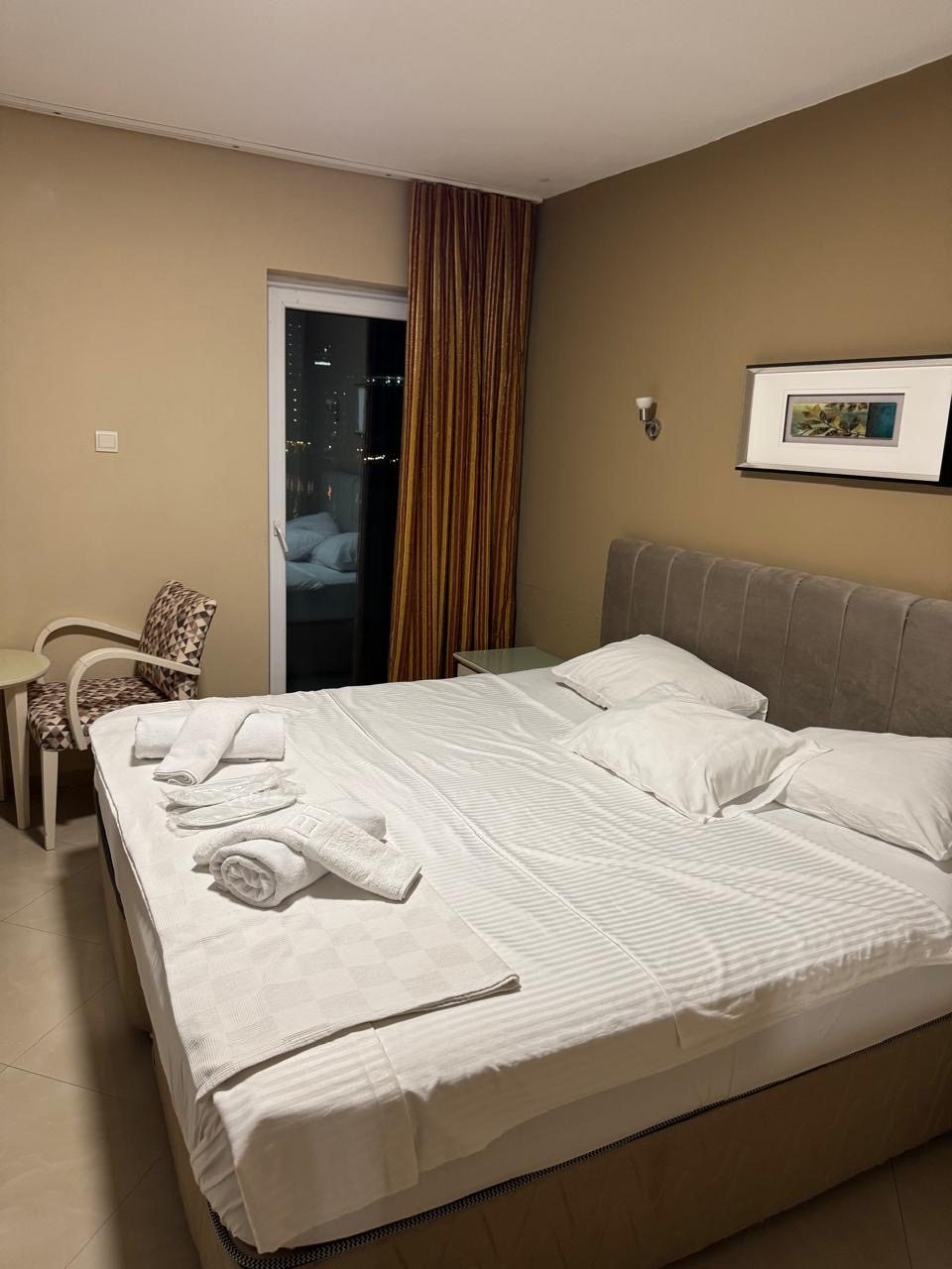 Dreibettzimmer mit Balkon im Hotel Kuč